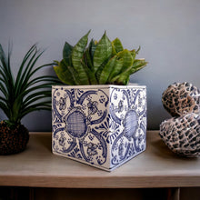 Cargar imagen en el visor de la galería, Maceta cuadrada grande Azul con Blanco