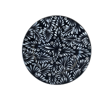 Cargar imagen en el visor de la galería, Plato base plumeado fondo negro
