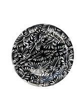 Cargar imagen en el visor de la galería, Plato entremes plumeado fondo negro