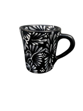 Cargar imagen en el visor de la galería, Taza plumeado fondo negro
