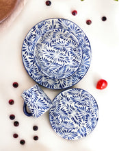 Cargar imagen en el visor de la galería, Vajilla 16 personas plumeado azul