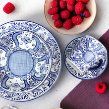 Cargar imagen en el visor de la galería, Vajilla 16 personas azul con blanco