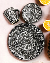 Cargar imagen en el visor de la galería, Vajilla plumeado fondo negro