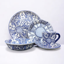 Cargar imagen en el visor de la galería, Vajilla 16 personas azul con blanco