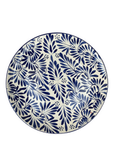 Cargar imagen en el visor de la galería, Plato base plumeado azul
