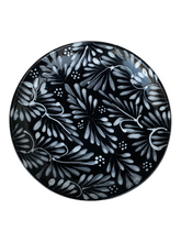 Cargar imagen en el visor de la galería, Plato chico plumeado fondo negro