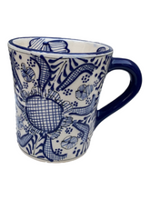 Cargar imagen en el visor de la galería, Taza azul con blanco
