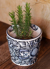 Cargar imagen en el visor de la galería, Maceta Barril 15 cm azul con blanco
