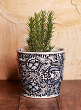 Cargar imagen en el visor de la galería, Maceta Barril 15 cm azul con blanco
