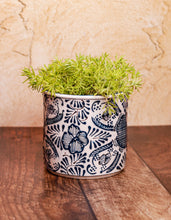 Cargar imagen en el visor de la galería, Maceta Cilindro chica Azul con blanco