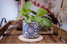 Cargar imagen en el visor de la galería, Maceta cilindro chica Azul con blanco